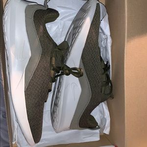 Olive Green Nike Viale